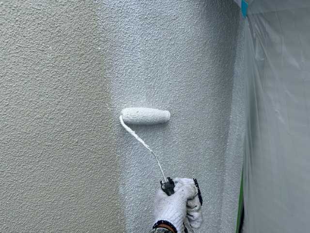 仕上げ塗装中の外壁