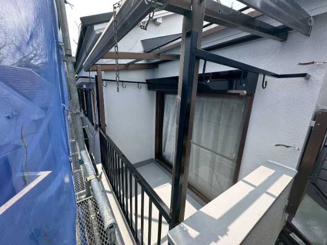 足場越しのベランダ全景