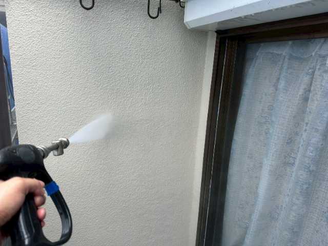 外壁を高圧洗浄中