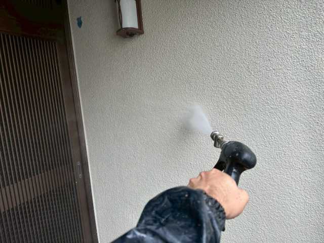 玄関横の外壁洗浄