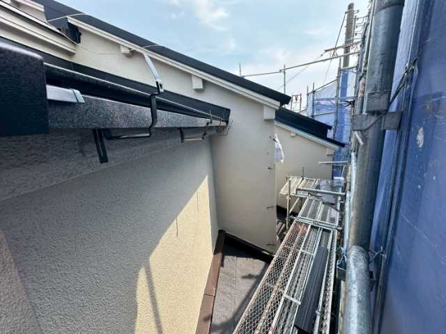 雨樋と外壁面の調査状況