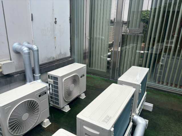 室外機前の床の黒ずみ