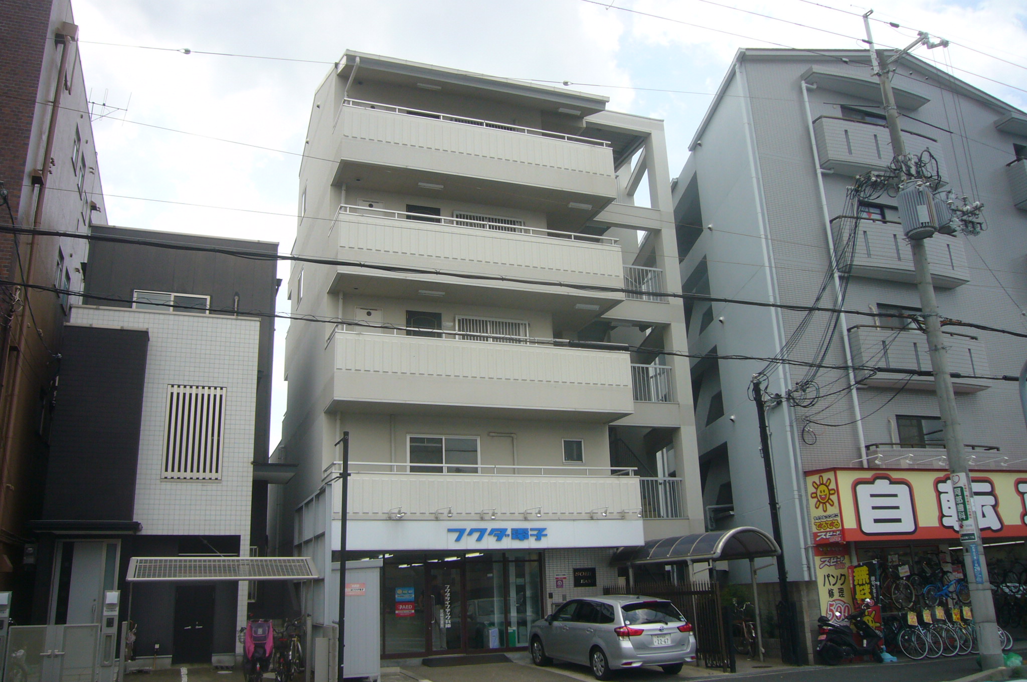 大阪市で４階建て賃貸マンションは国道沿いの為汚れが激しいです。