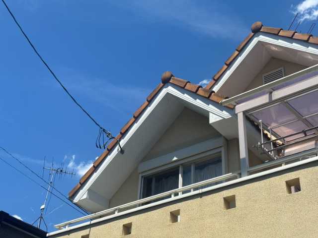 摂津市で屋根材とトップライト周辺の防水工事に向けた現場調査　瓦屋根の苔・藻付着と防水部の状態を確認