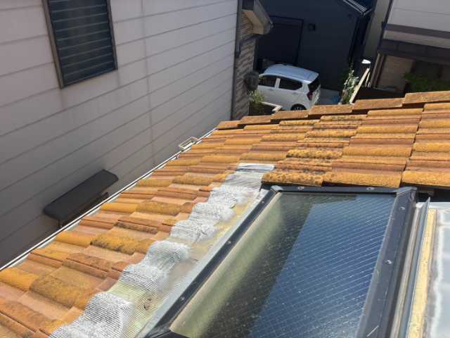汚れが広がる瓦屋根