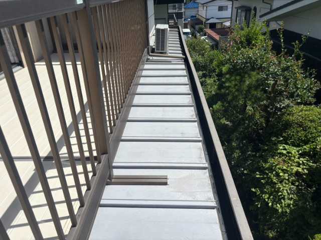 細長いベランダ床