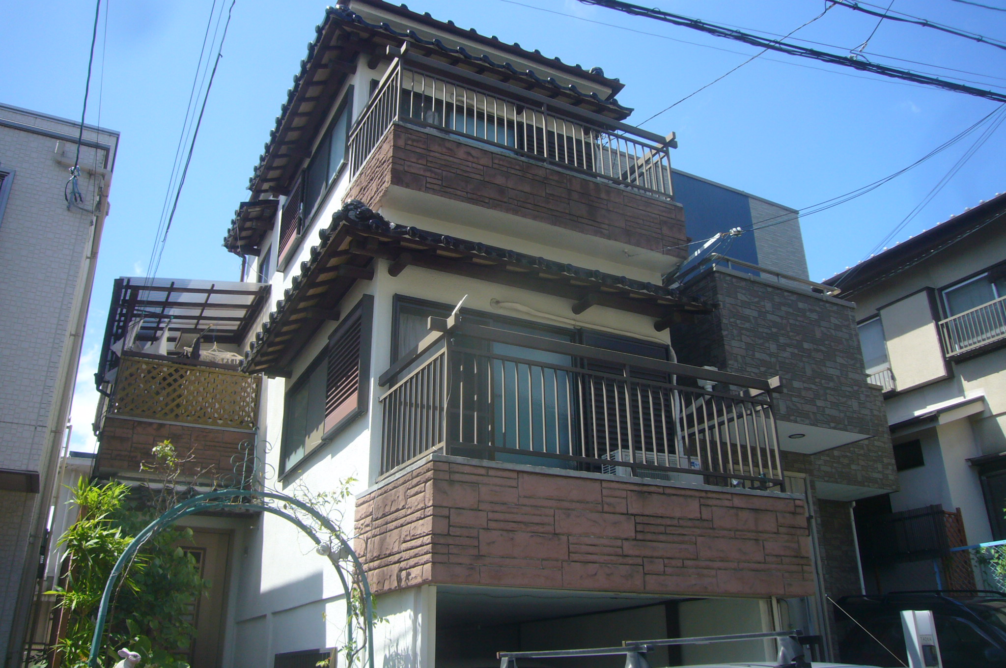 吹田市で木造３階建て住宅の外壁の劣化状況の調査に伺いました。