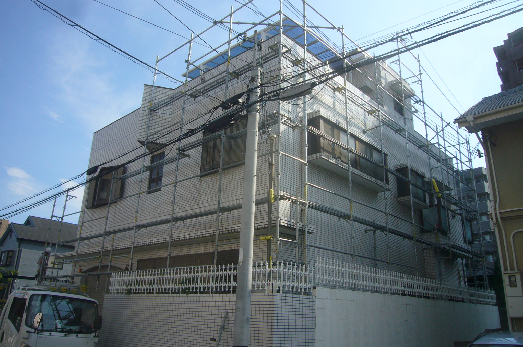 豊中市でＲＣ造２階建て外壁タイル改修工事始まりました。