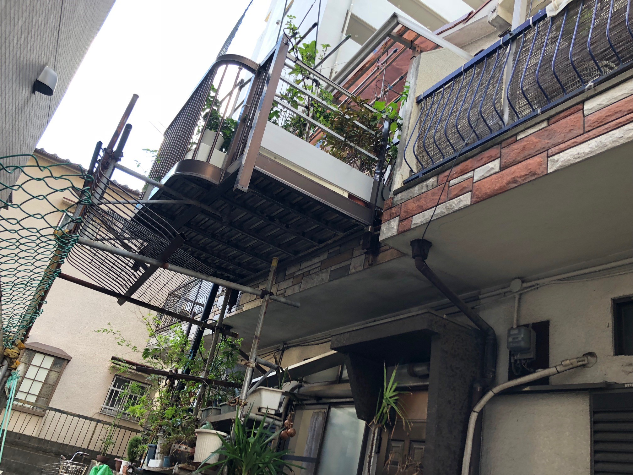 吹田市にて、天井から雨漏れがするので見に来てほしいとご依頼を頂きました。