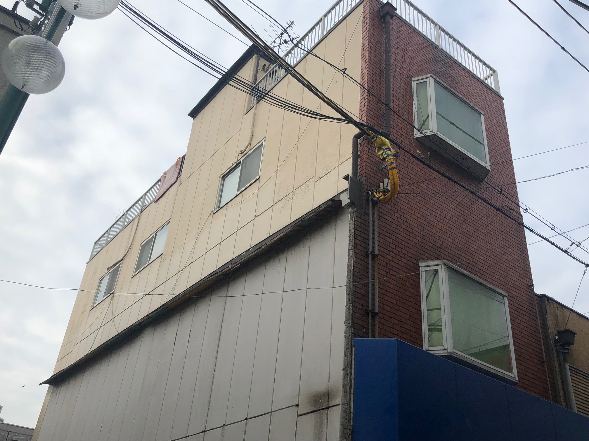 大阪市内にて、外壁塗装の見積もり依頼を頂きましたので、現場調査に伺いました。
