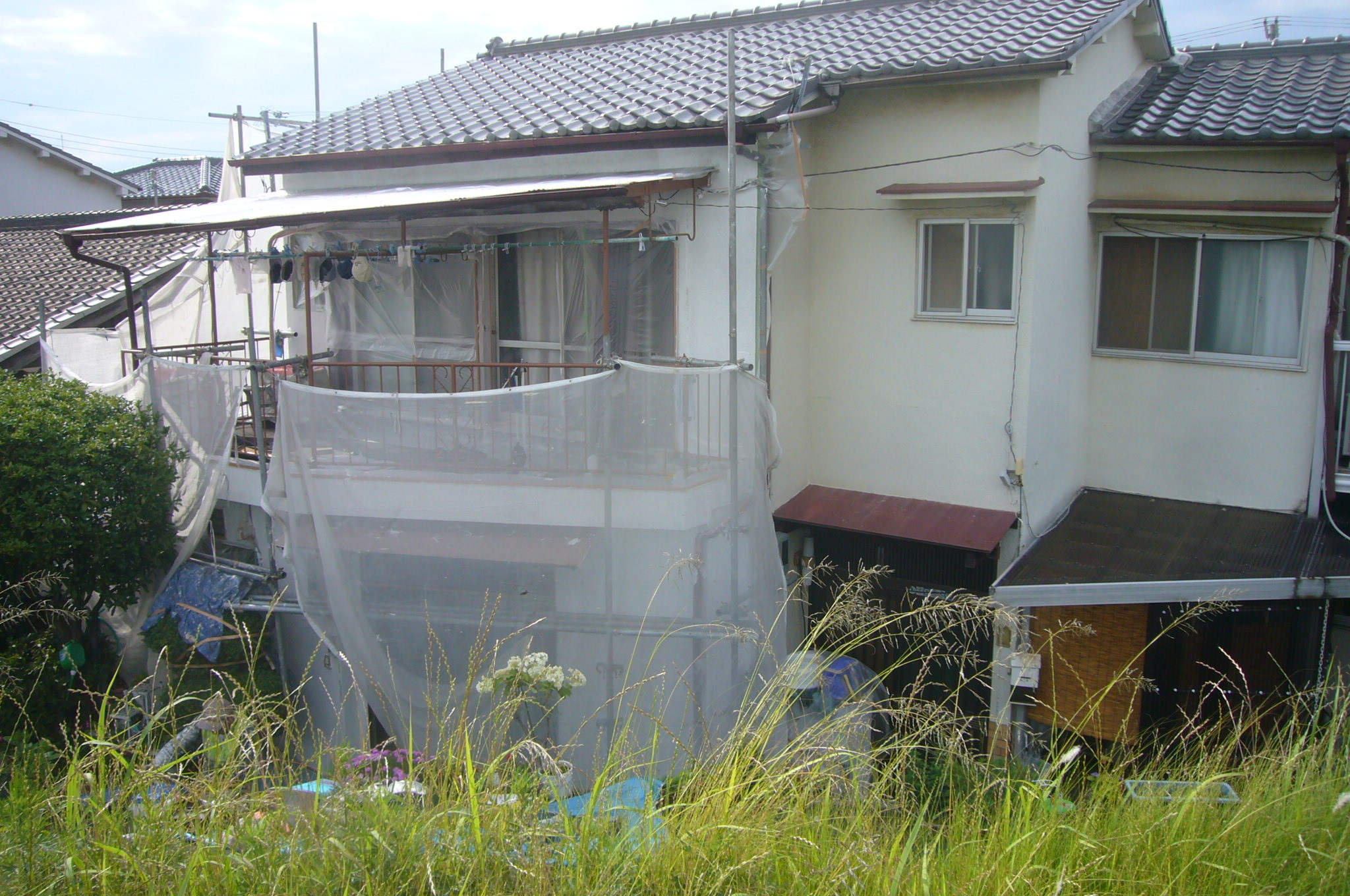 吹田市南吹田で外壁塗装工事が始まりました。