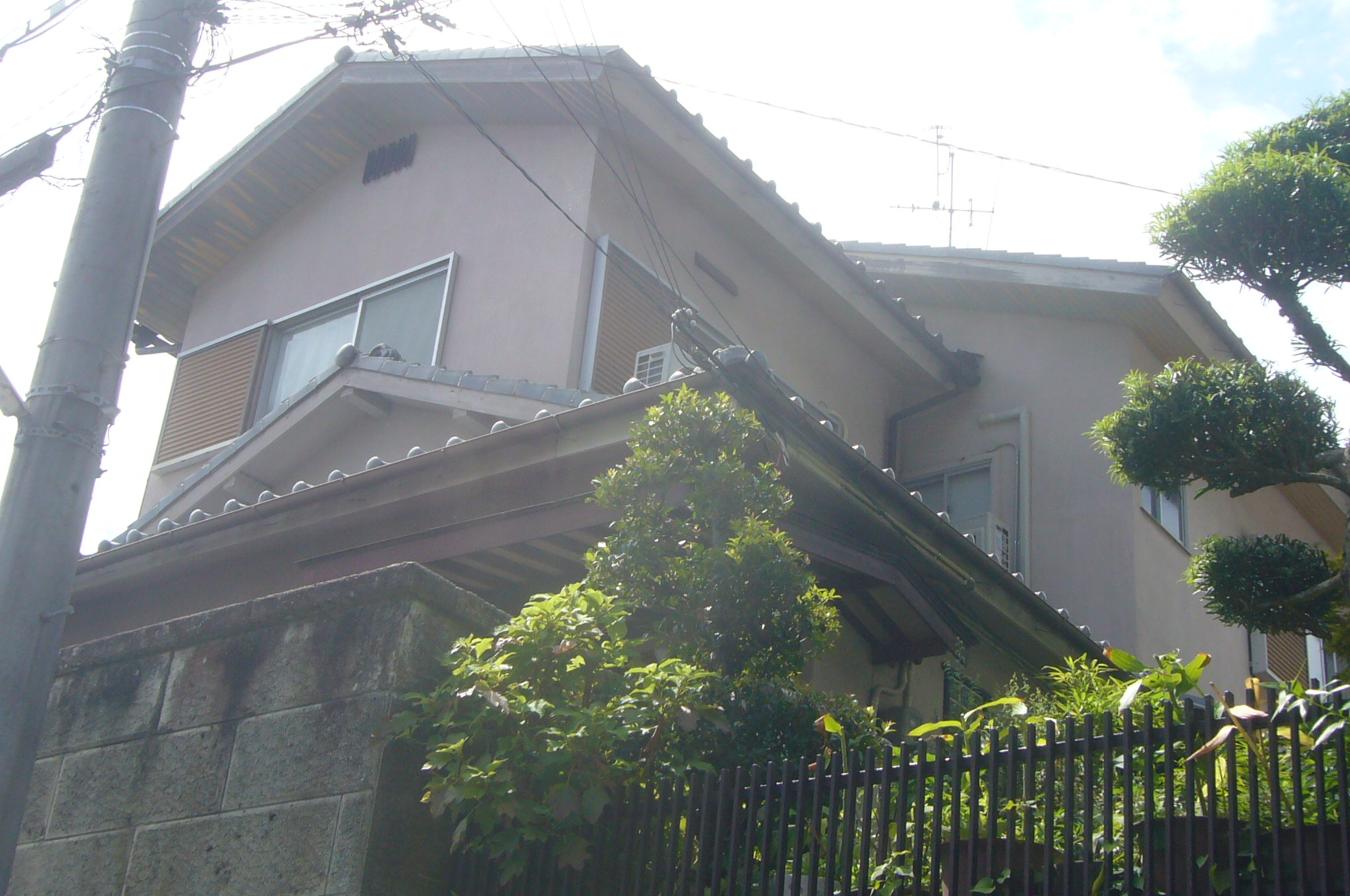 箕面市で屋根は日本瓦外壁はモルタルリシン吹付住宅の調査に伺いました。