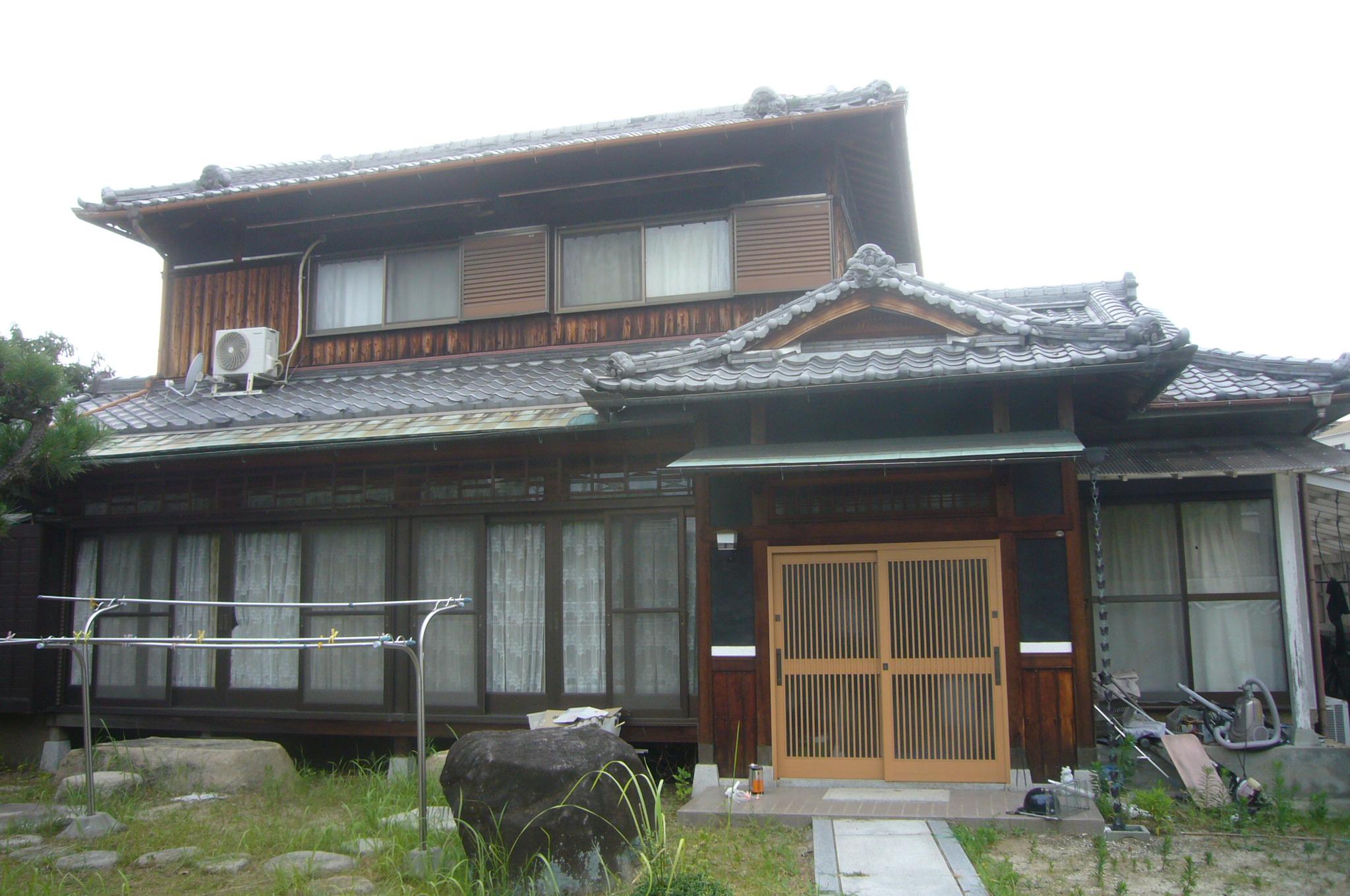 吹田市で和風住宅の外壁と塀の地震被害調査に伺いました。