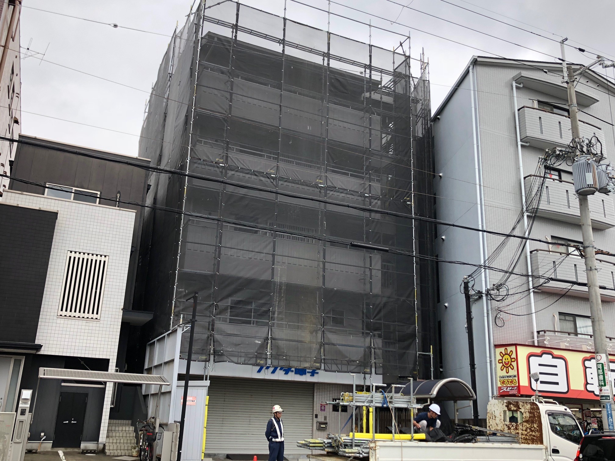 尼崎の現場にて、足場が組みあがりましたので屋根まで上がってきました。