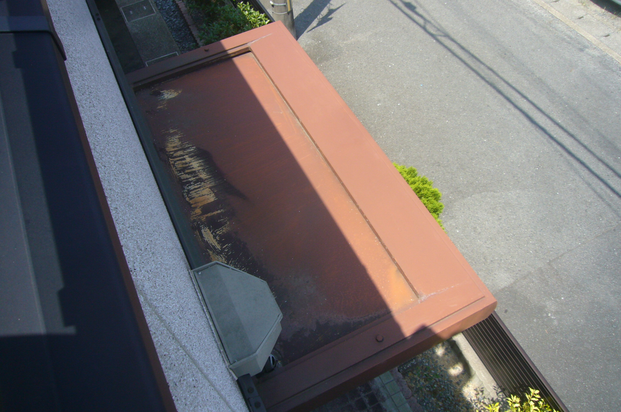 玄関庇の塗装は錆止め状態