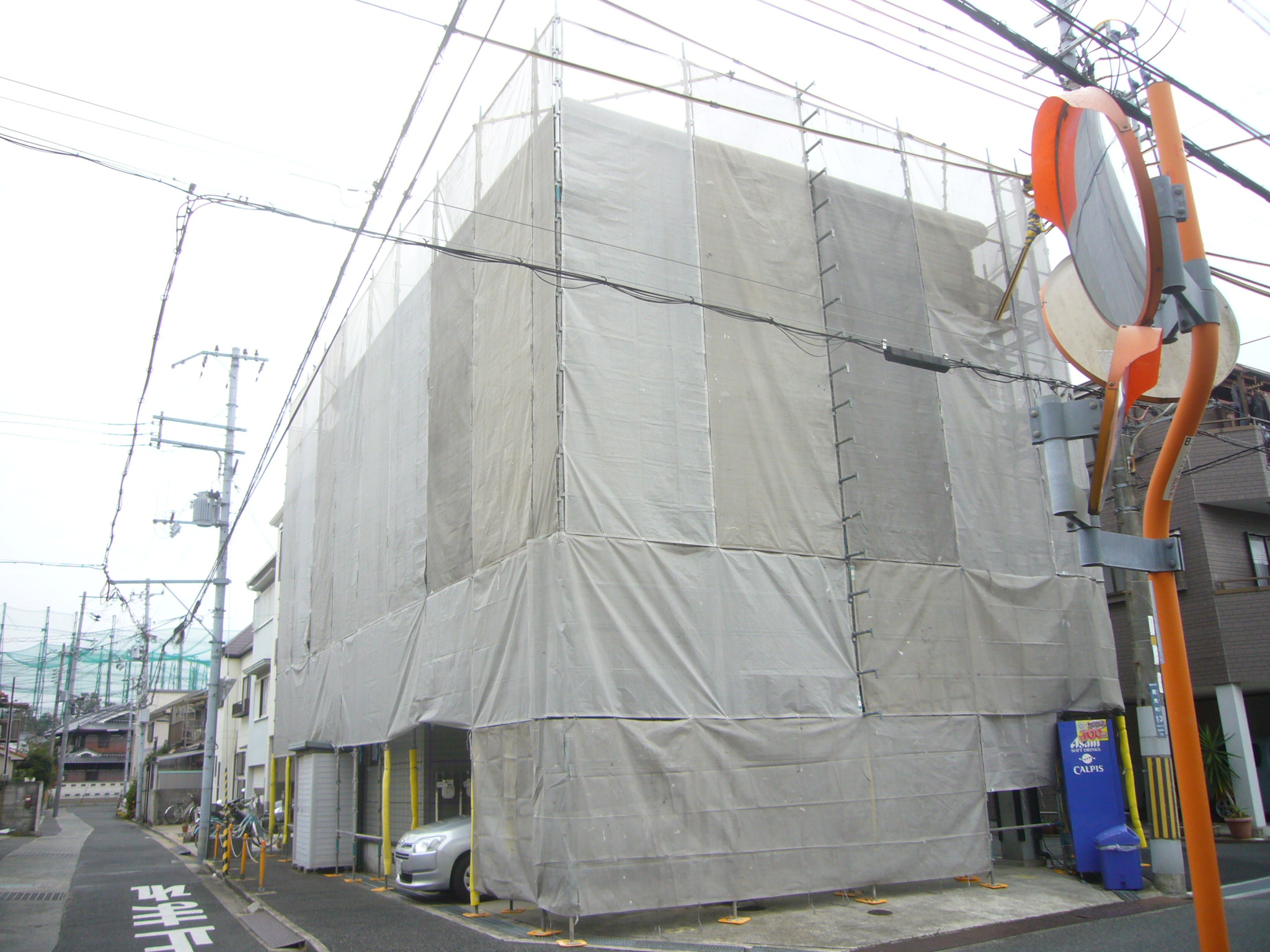 大阪府茨木市で外壁塗装、屋根塗装、シーリング打ち工事が始まりました。