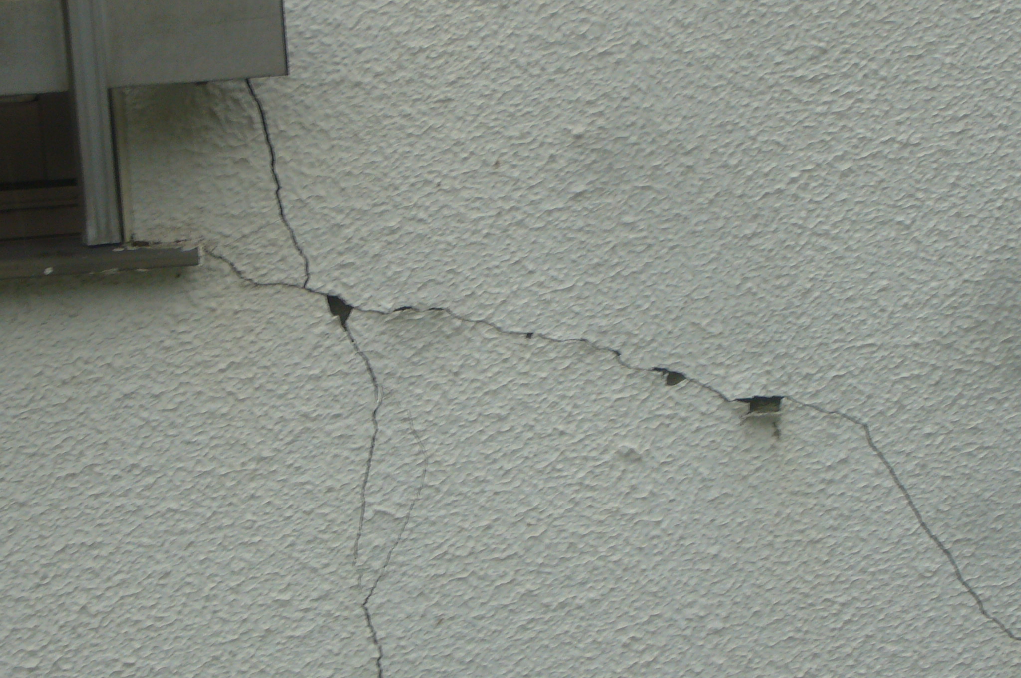豊中市で地震の影響で大きくクラックが発生している建物の現場調査に伺いました。