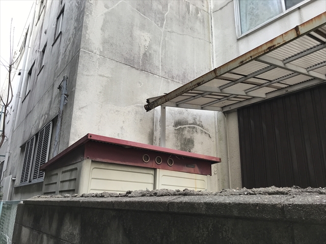 お隣 波板 倉庫