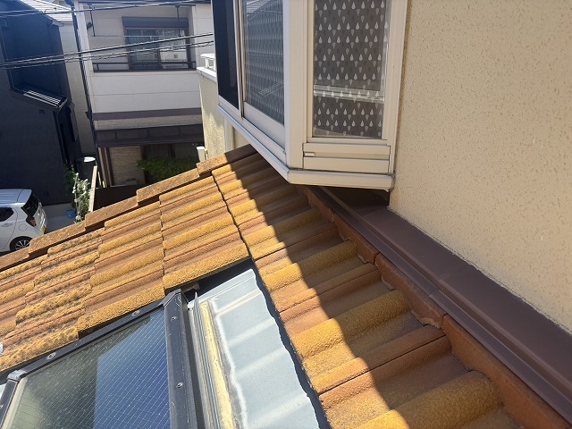 壁際板金と屋根瓦