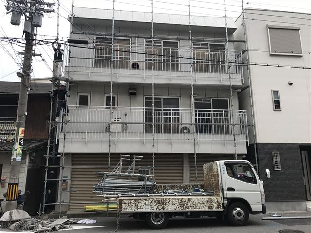 枚方市にて３階建てのALC外壁塗装の為足場組立工事を行いました。