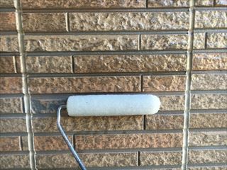 住宅外壁の下塗り作業中