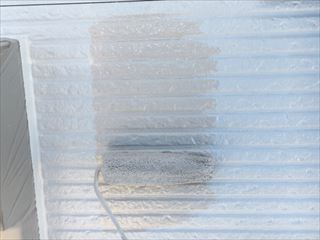 住宅外壁の上塗り塗装中