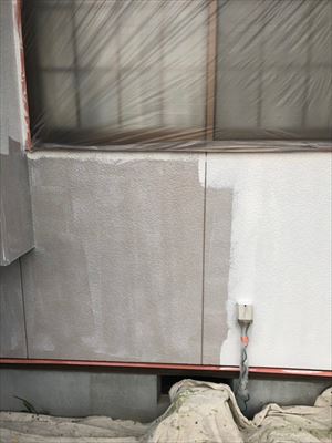 住宅外壁の上塗り1回目作業中