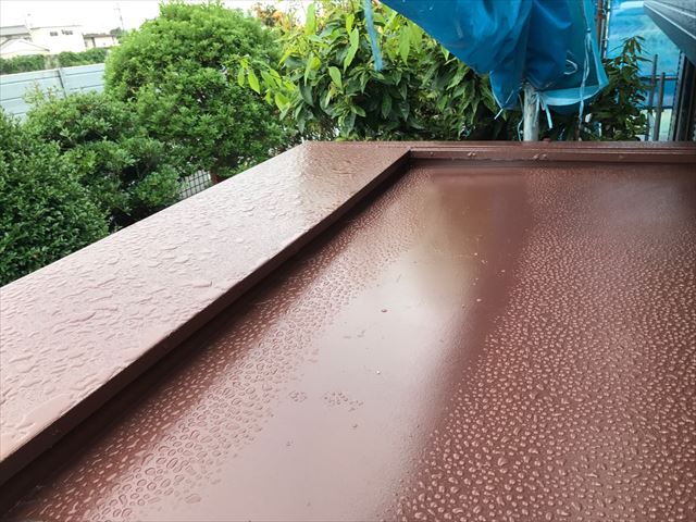 塗り替えが完了した玄関ポーチ屋根