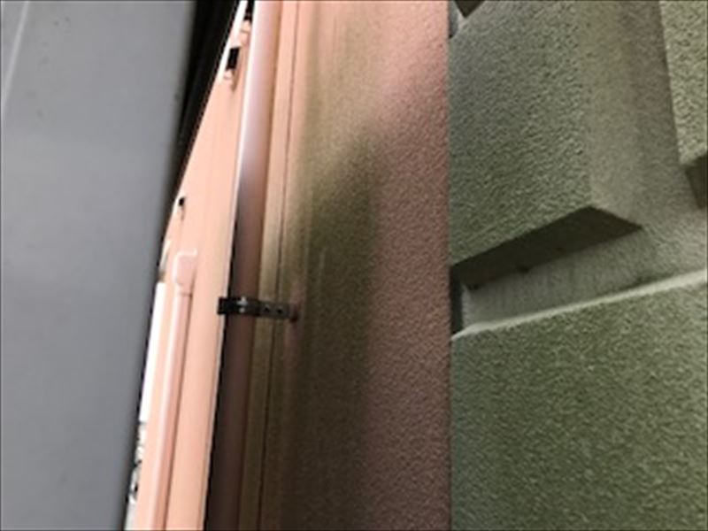 施設建物の汚れた外壁