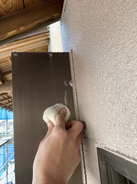 窓枠の汚れを取る作業