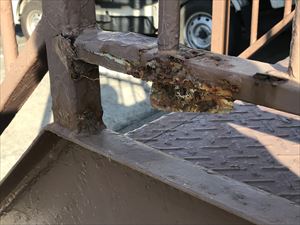 錆びた鉄骨