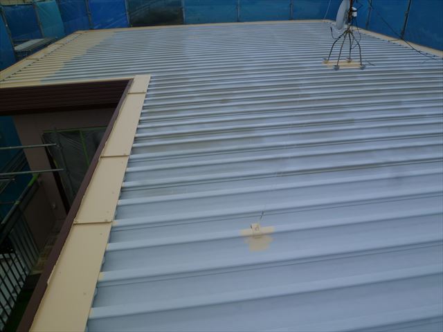 塗装中の住宅屋根