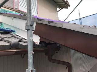 住宅の破風板仕上げ塗装中