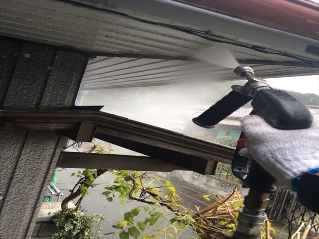 住宅の軒天井の高圧洗浄中