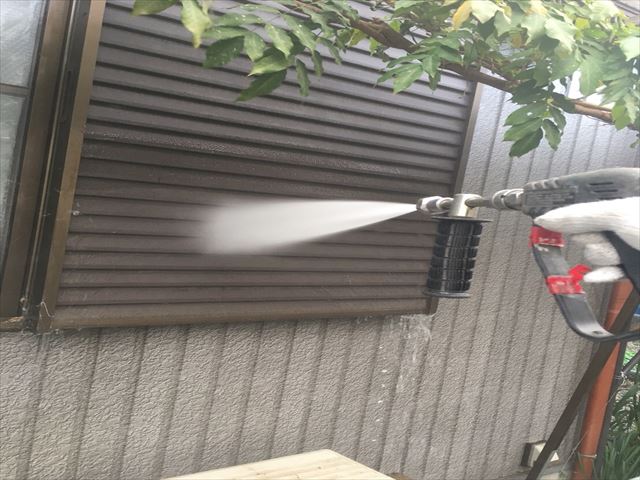 住宅の戸箱を高圧洗浄中