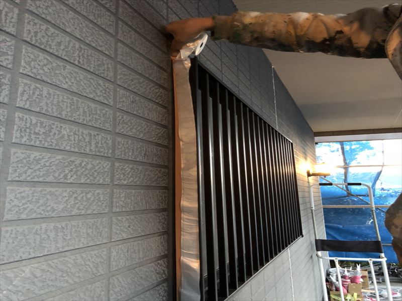 外壁塗装のための窓の養生作業