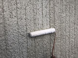 住宅外壁の下塗り作業中