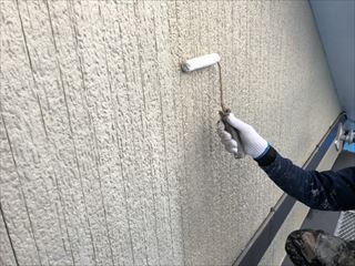 浜松市東区の外壁塗装で下塗り作業（シーラー塗り）をしました