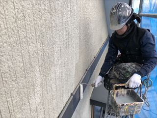 住宅外壁の下塗作業中