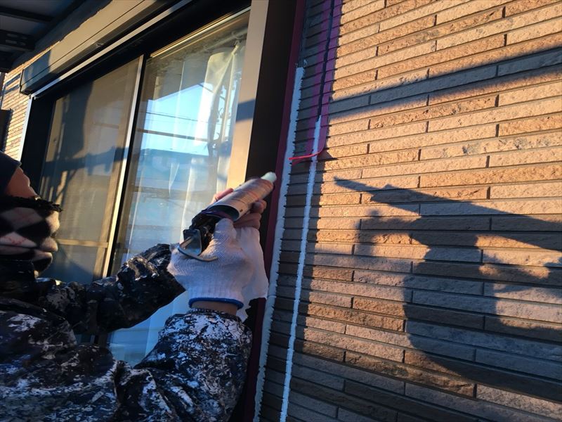 住宅外壁のシーリング工事中