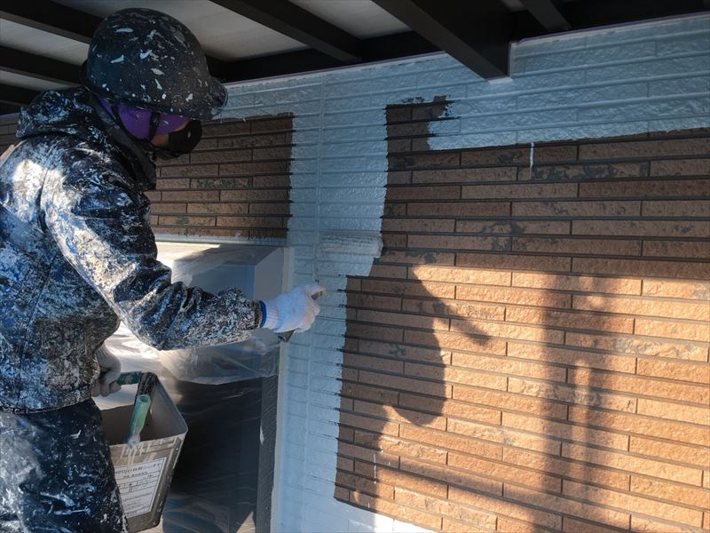 住宅外壁塗装の上塗り作業中
