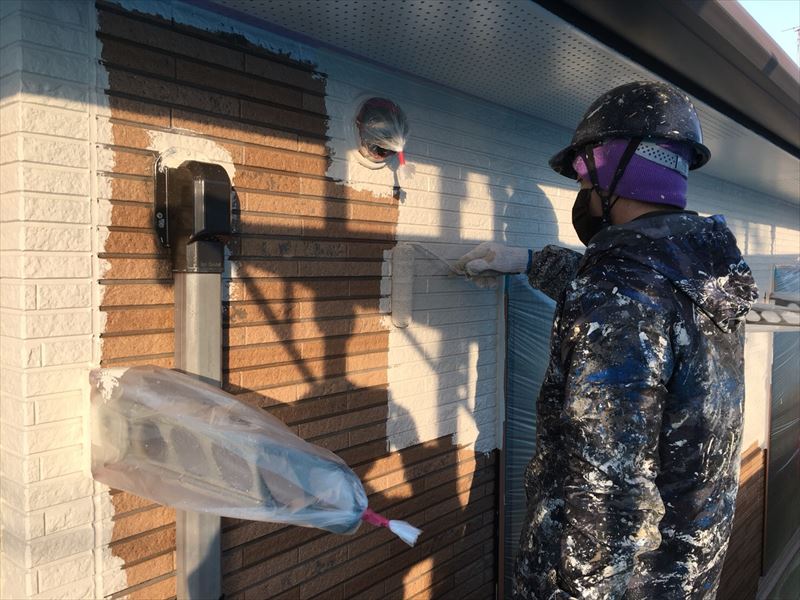 住宅外壁塗装の上塗り作業中