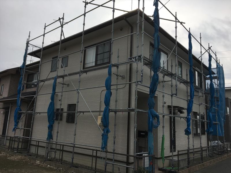 住宅工事現場の仮設足場