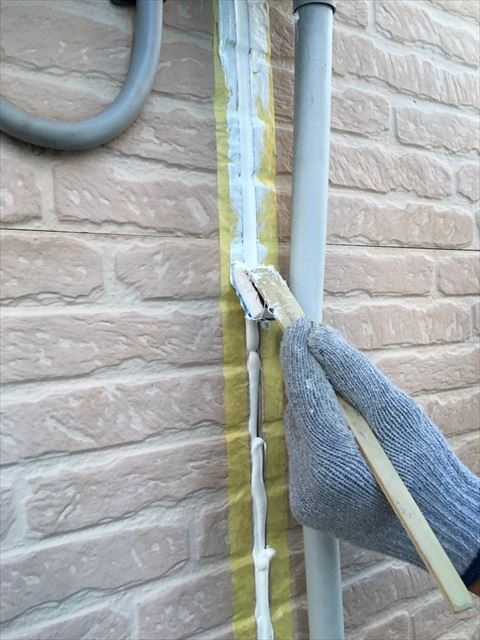 外壁シーリングをヘラで均している