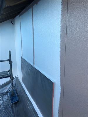 住宅外壁の上塗り２回目作業中