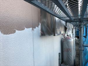 住宅外壁の上塗り２回目作業中