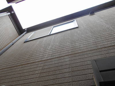 志木市で外壁の無料点検の様子