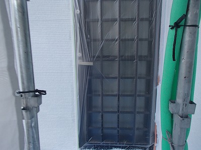 外壁塗装の下塗り玄関周り