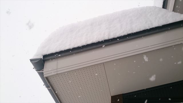 玄関屋根の雪