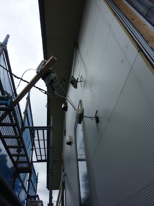 外壁撤去始め 電気工事